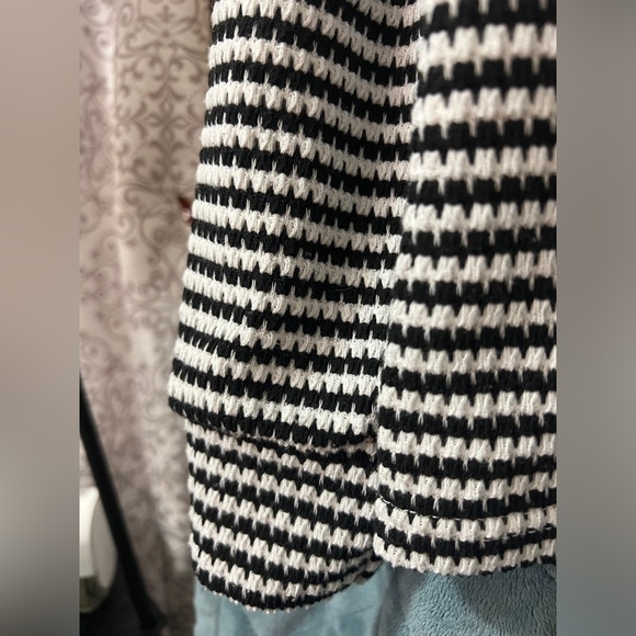 Women's Unknown Source Long Sleeve Blouse with "Balloon" Sleeves - Picture 4 of 4